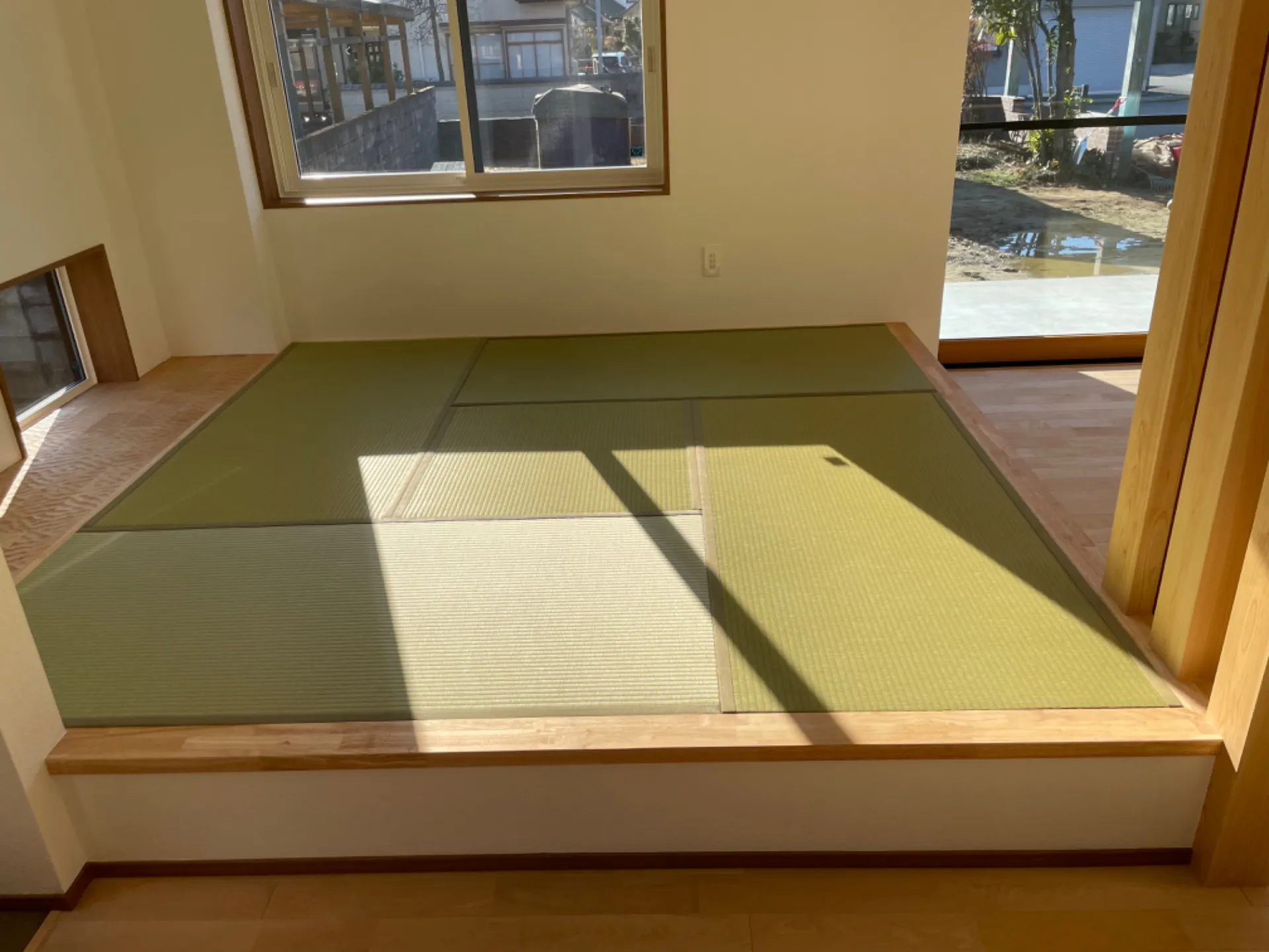 檜床30㍉・畳表（ダイケン100A銀白色）使用。