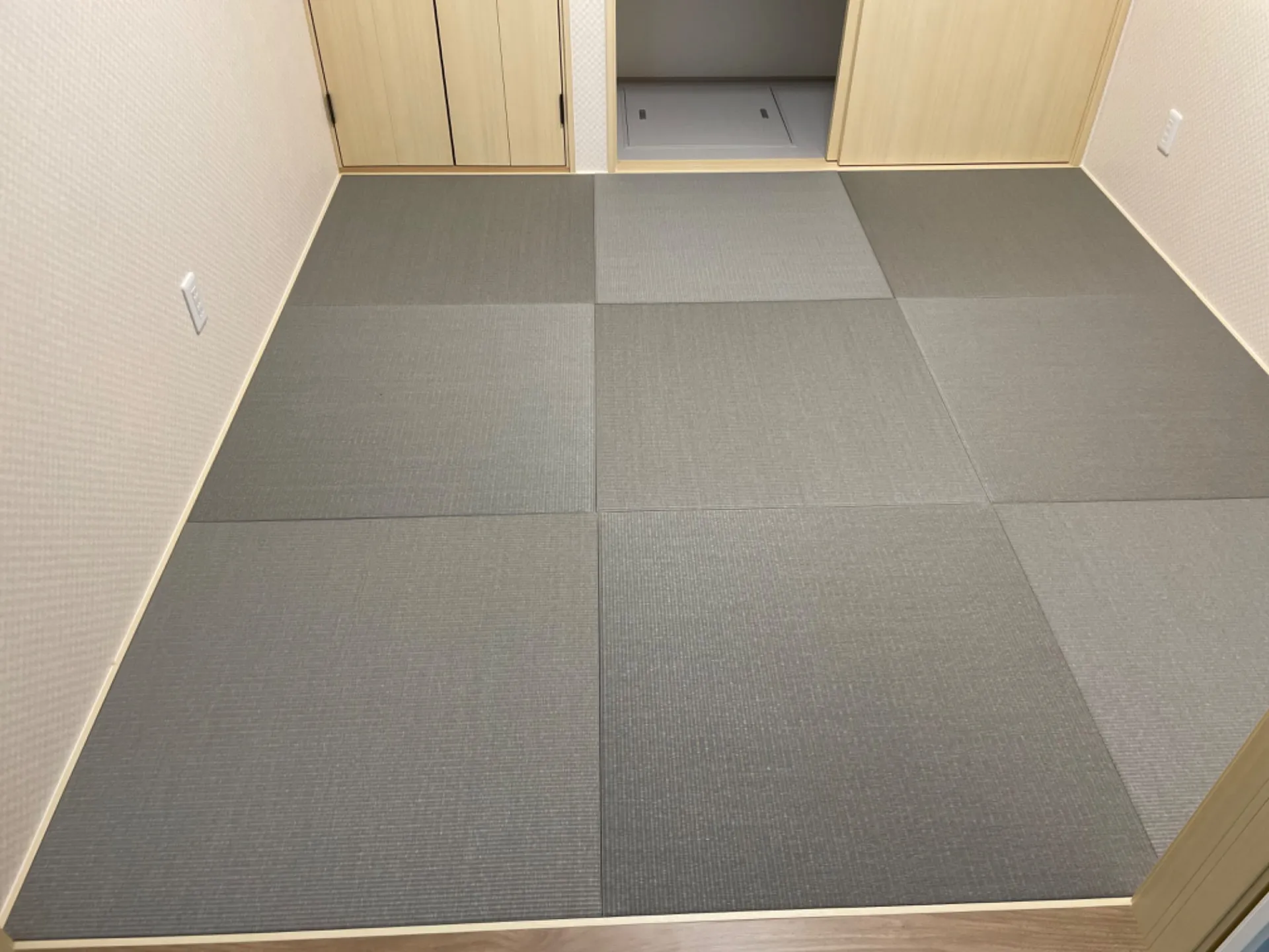 新畳・半帖ヘリなし床暖房畳13㍉　　畳表・ダイケン清流（銀鼠色）使用。